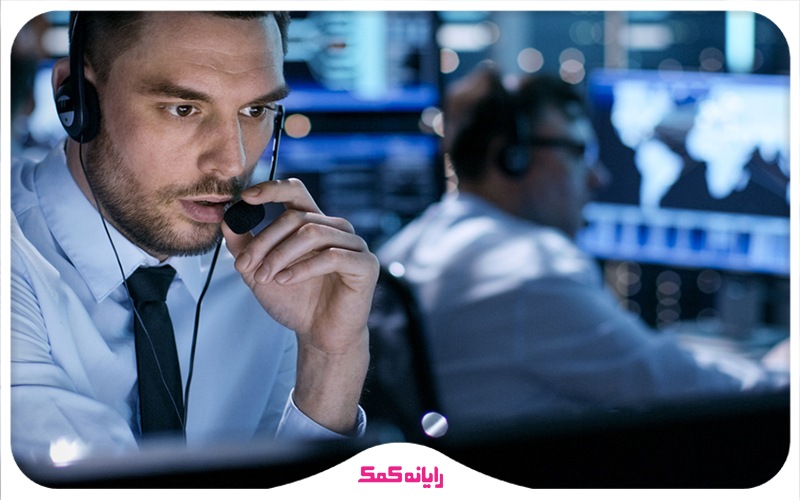 متخصص رایانه کمک در حال بررسی هشدارهای عملکرد شبکه به صورت تلفنی
